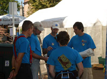 Volunteer confab; image by Andy Qualls