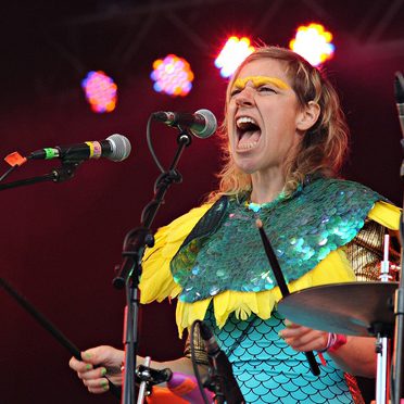 tUnE-yArDs